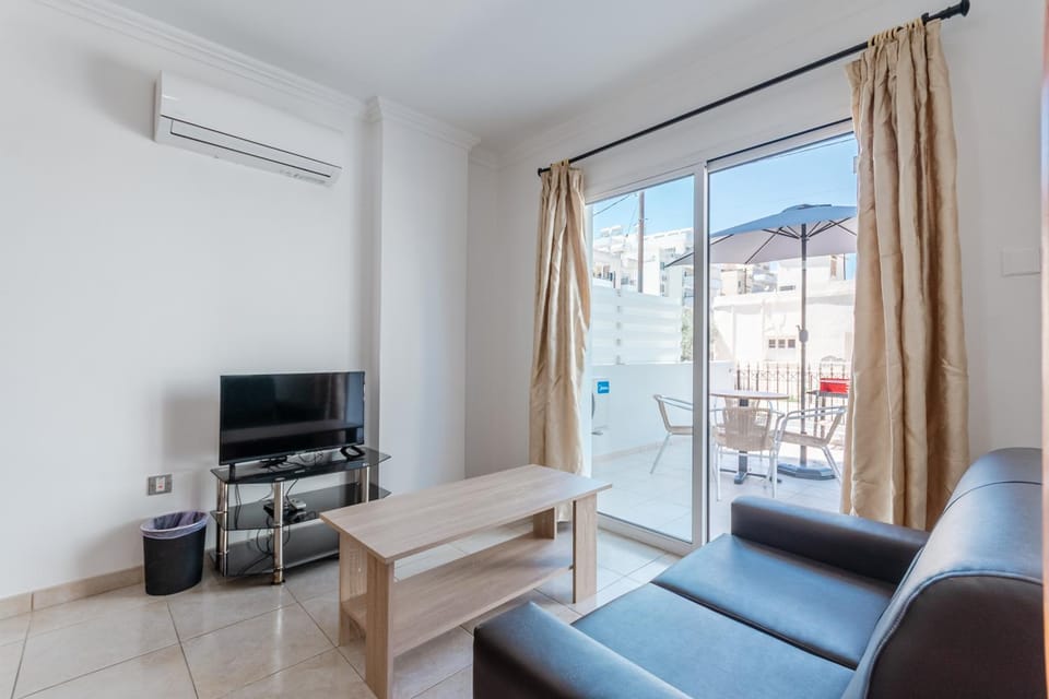 TV and multimedia, Seating area, Evening entertainment, air conditioner