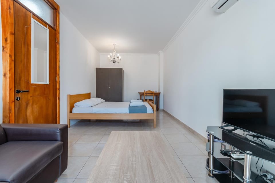 Bed, TV and multimedia, Seating area, Bedroom, wardrobe