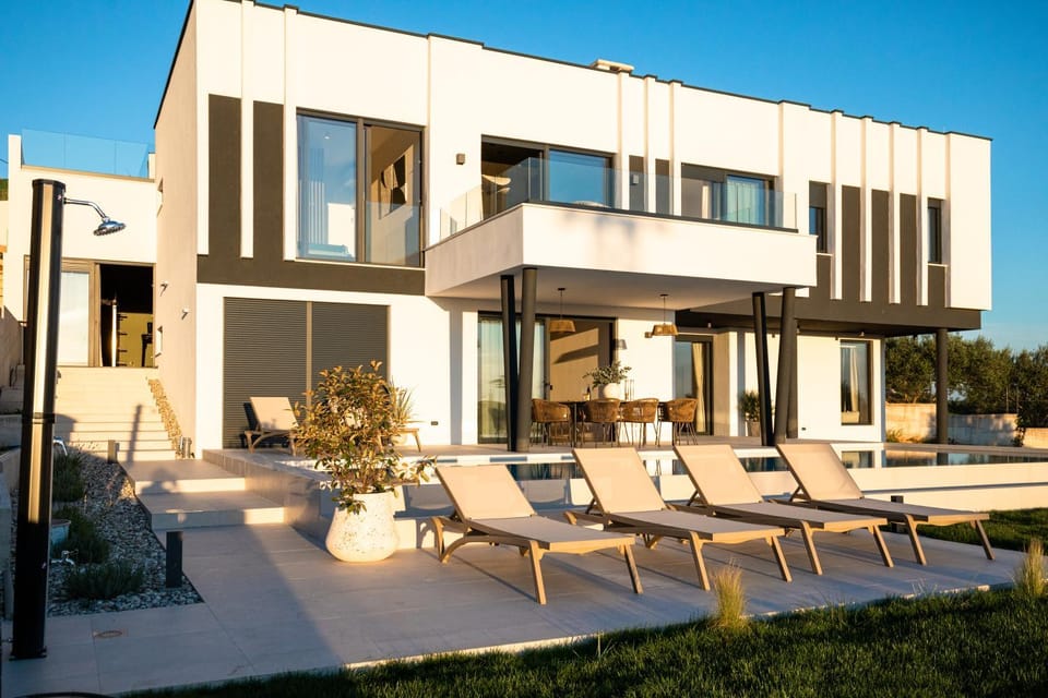 Property building, Day, Balcony/Terrace, Seating area, sunbed