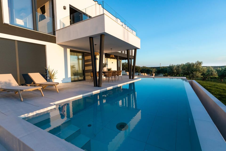 Property building, Swimming pool, sunbed