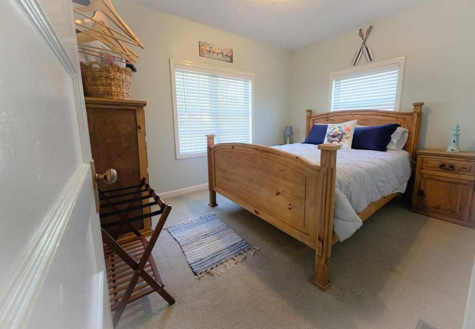 The Lake Nest Off Jamestown Square - Hot Tub! House in Lake Cumberland