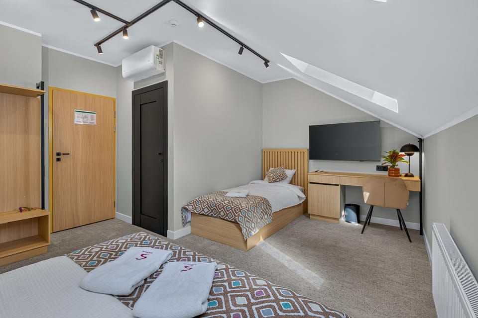 Bed, Photo of the whole room, Bedroom, towels
