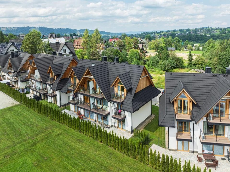 Property building, Day, Neighbourhood, Natural landscape, Bird's eye view, City view, Mountain view, Street view, Location, Parking