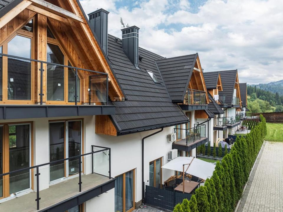 Property building, Day, Natural landscape, Garden, Garden view, Mountain view
