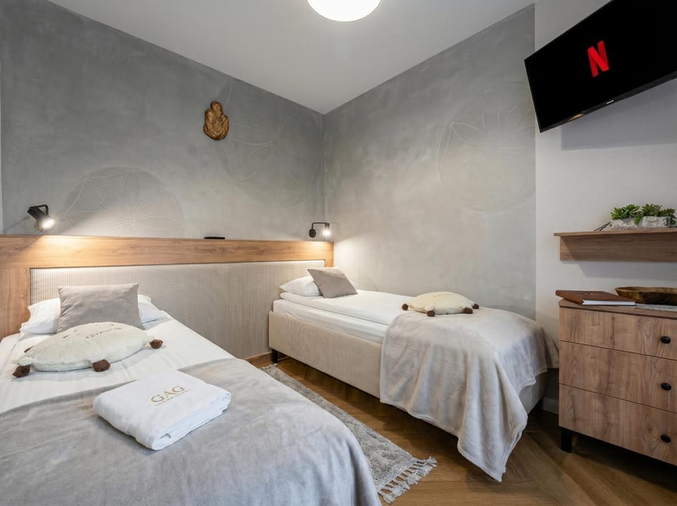 Bed, TV and multimedia, Photo of the whole room, Bedroom, towels