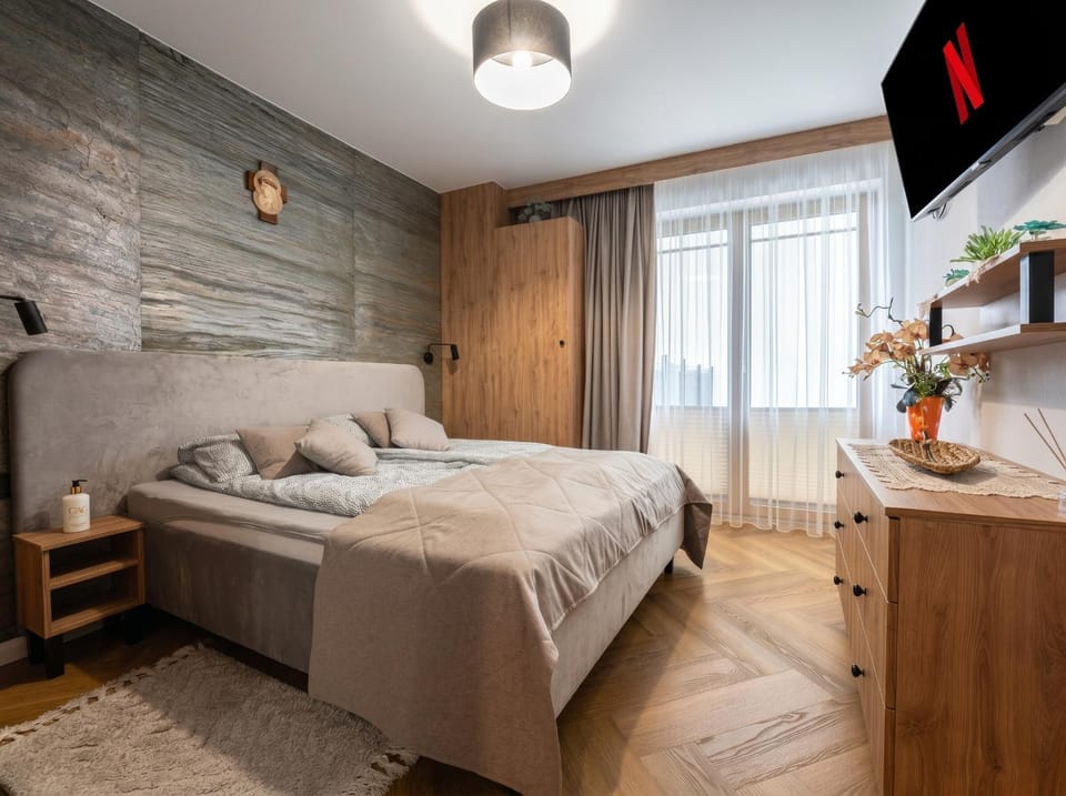 Bed, TV and multimedia, Living room, Photo of the whole room, Seating area, Bedroom, wardrobe