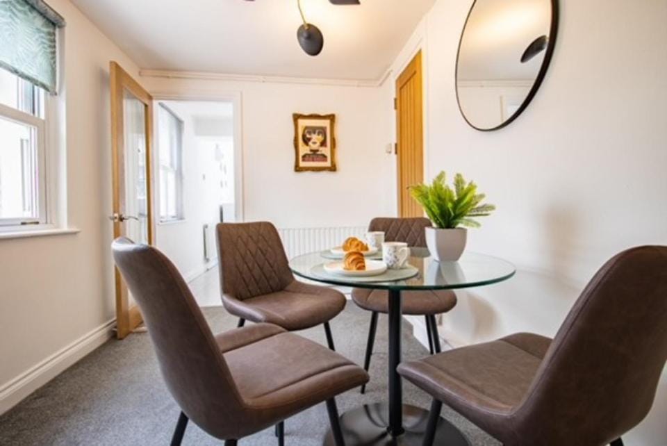 Modern Stay Near Swansea Uni & Singleton Hospital Apartment in Swansea