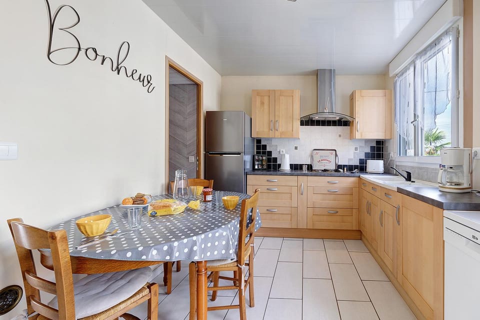 Property building, Kitchen or kitchenette, Living room