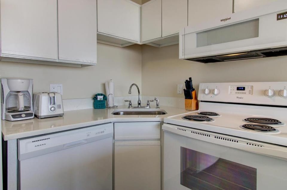 Coffee/tea facilities, dishwasher, stove, toaster, kitchen