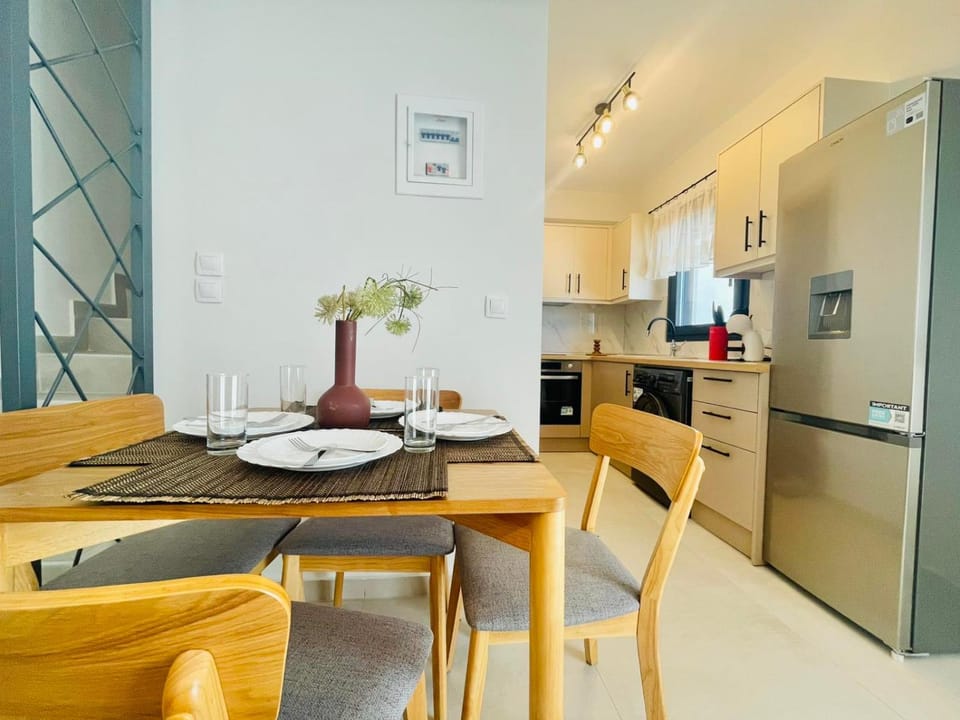 Kitchen or kitchenette, Dining area, oven, stove