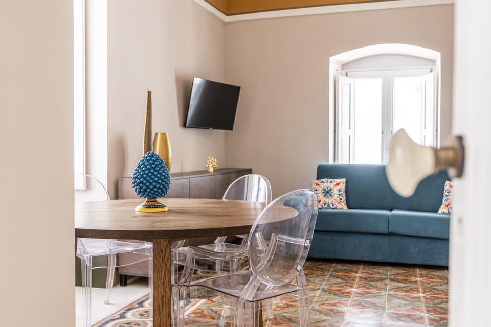 TV and multimedia, Living room, Seating area, Dining area