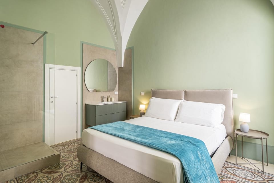 Shower, Bed, Photo of the whole room, Bedroom, wardrobe