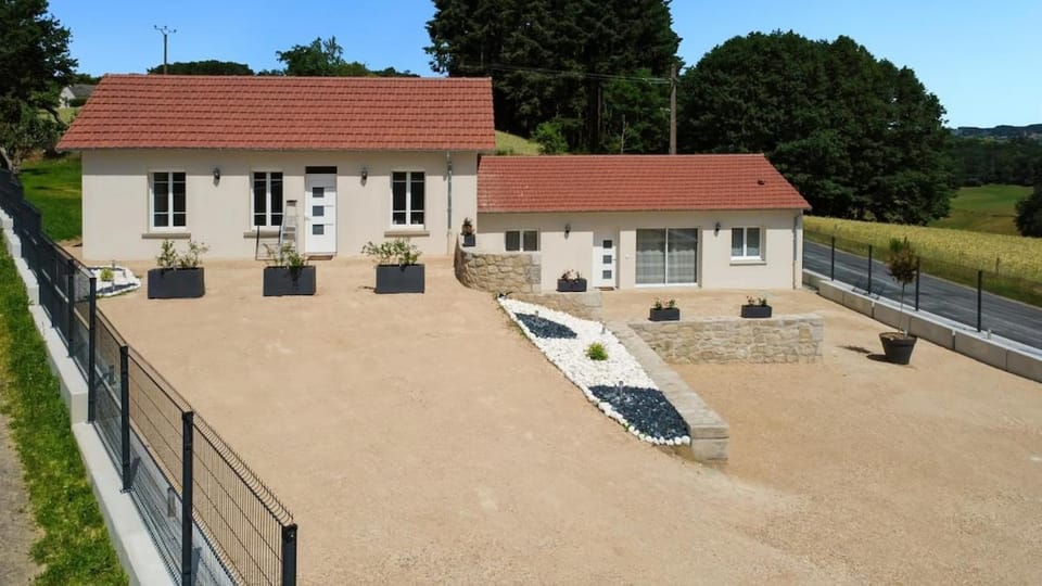 Gîte lumineux rénové avec piscine - Cantal House in Auvergne-Rhône-Alpes