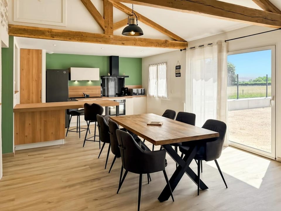 Gîte lumineux rénové avec piscine - Cantal House in Auvergne-Rhône-Alpes