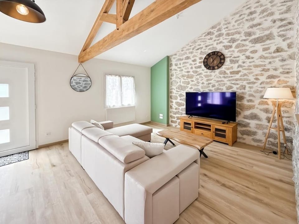 Gîte lumineux rénové avec piscine - Cantal House in Auvergne-Rhône-Alpes
