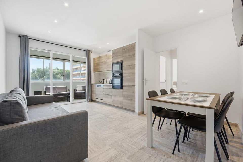 Kitchen or kitchenette, Living room, Seating area, Dining area