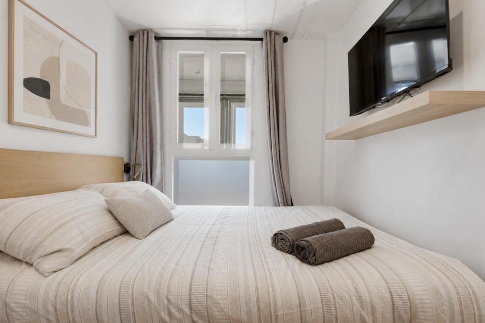 Bed, TV and multimedia, Photo of the whole room, Bedroom, towels