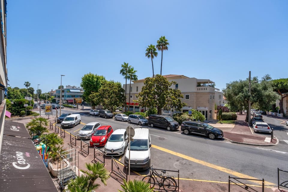 Day, Neighbourhood, City view, Street view, Location, Parking