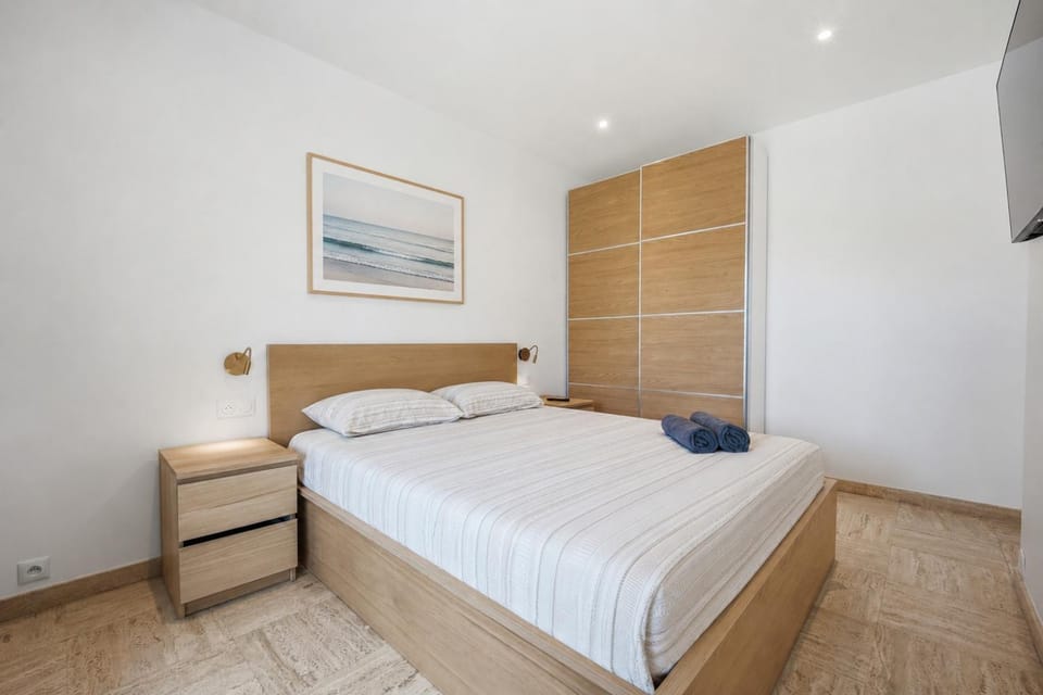 Bed, TV and multimedia, Photo of the whole room, Bedroom, towels, wardrobe