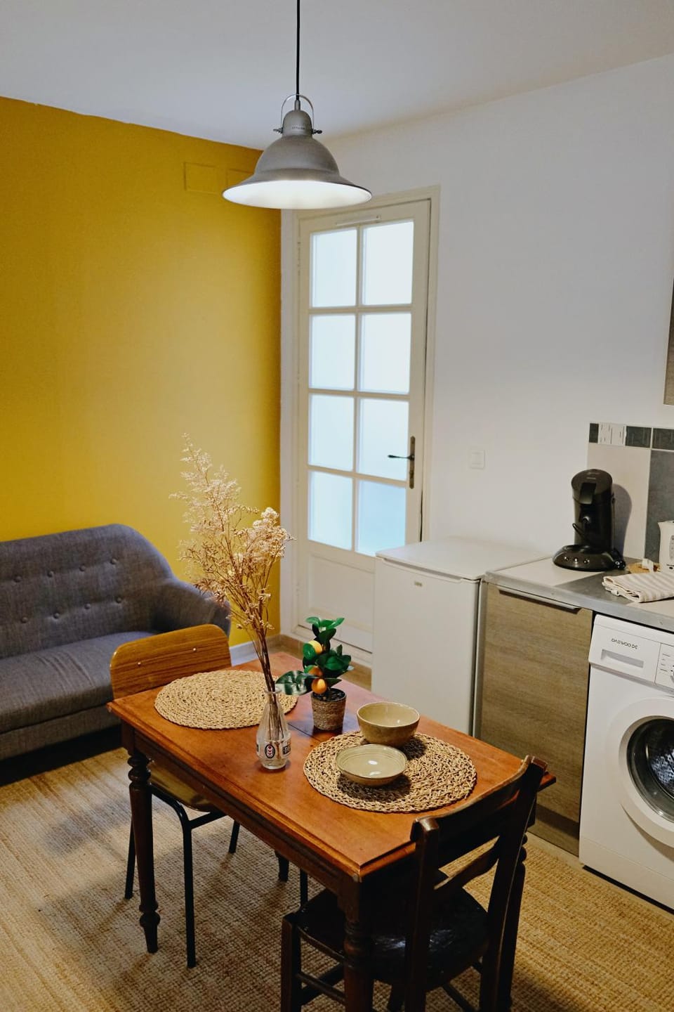 Coffee/tea facilities, Dining area, stove, washing machine
