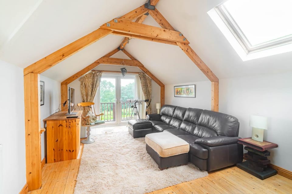 Swansea Retreat Near Three Cliffs Bay House in Ilston
