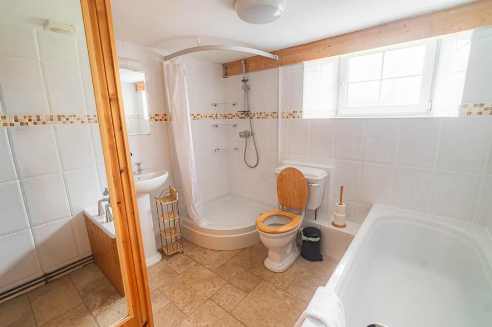 Swansea Retreat Near Three Cliffs Bay House in Ilston