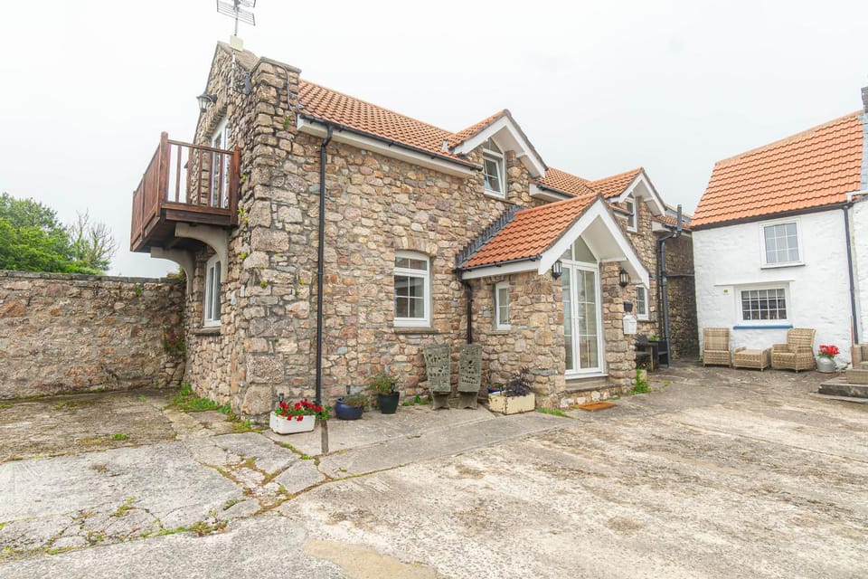 Swansea Retreat Near Three Cliffs Bay House in Ilston