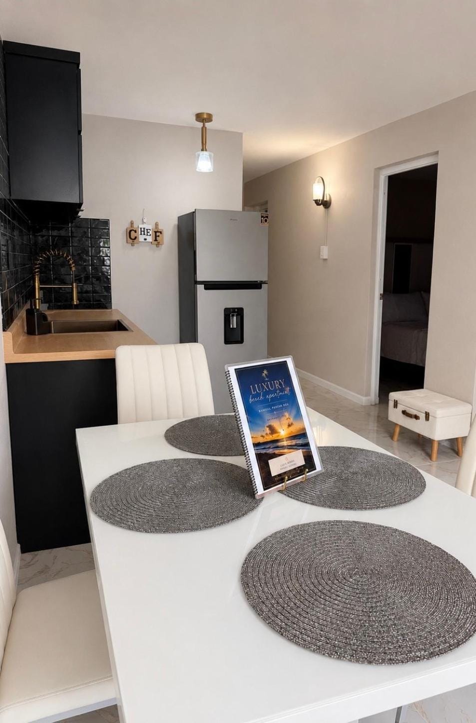 Kitchen or kitchenette, Dining area