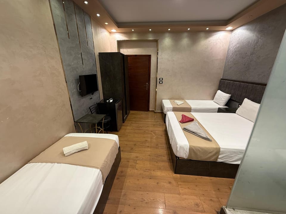 Bed, Bathroom, TV and multimedia, Photo of the whole room, Bedroom, towels