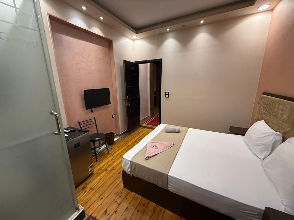 Bed, TV and multimedia, Photo of the whole room, Seating area, Bedroom, towels, wardrobe