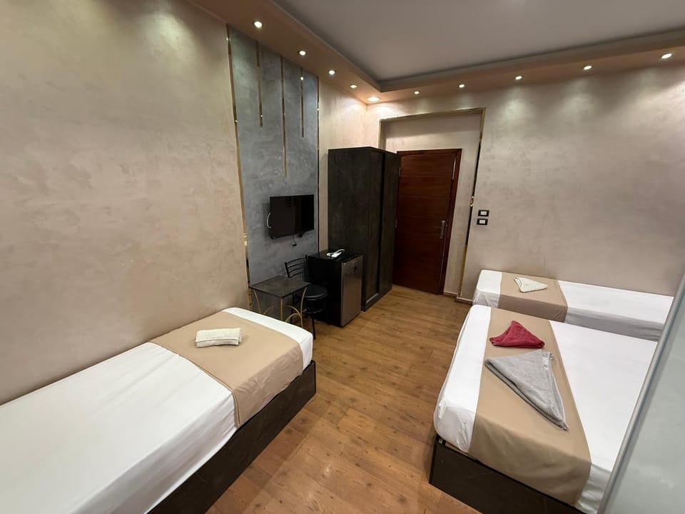 Bed, Bathroom, TV and multimedia, Photo of the whole room, Seating area, Bedroom, towels, wardrobe