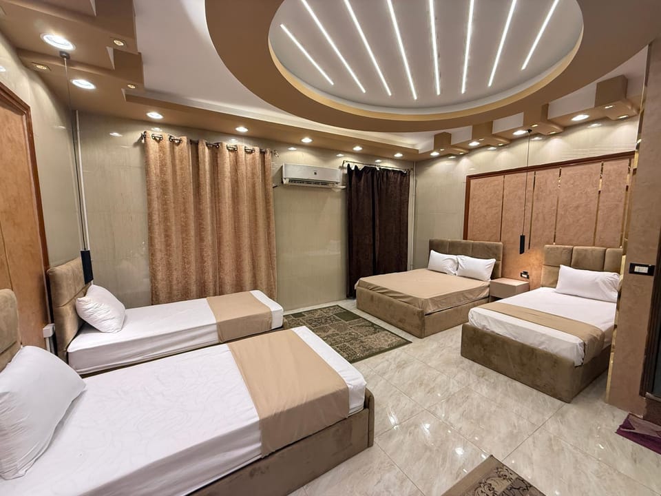 Bed, TV and multimedia, Photo of the whole room, Seating area, Bedroom, towels, wardrobe, air conditioner