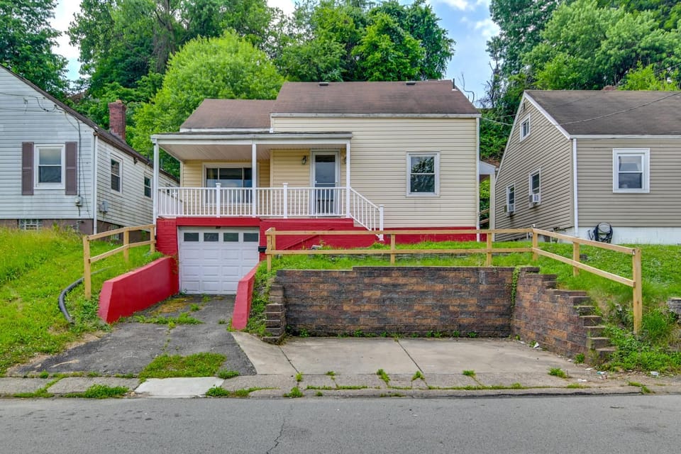 14 Mi to Pittsburgh: Clairton Trailside Retreat House in Clairton