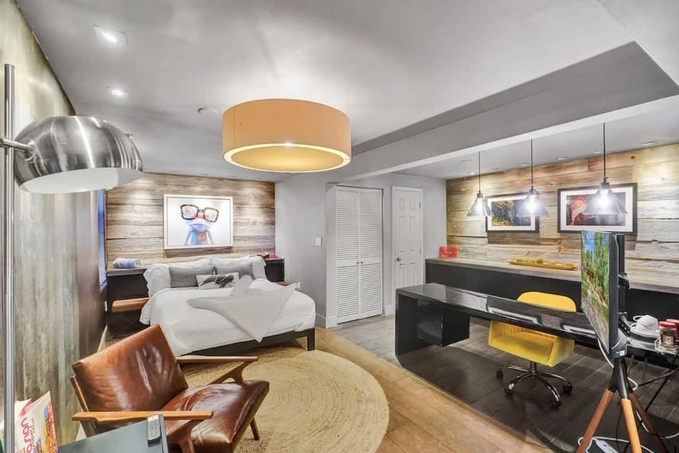 Bed, Photo of the whole room, Seating area