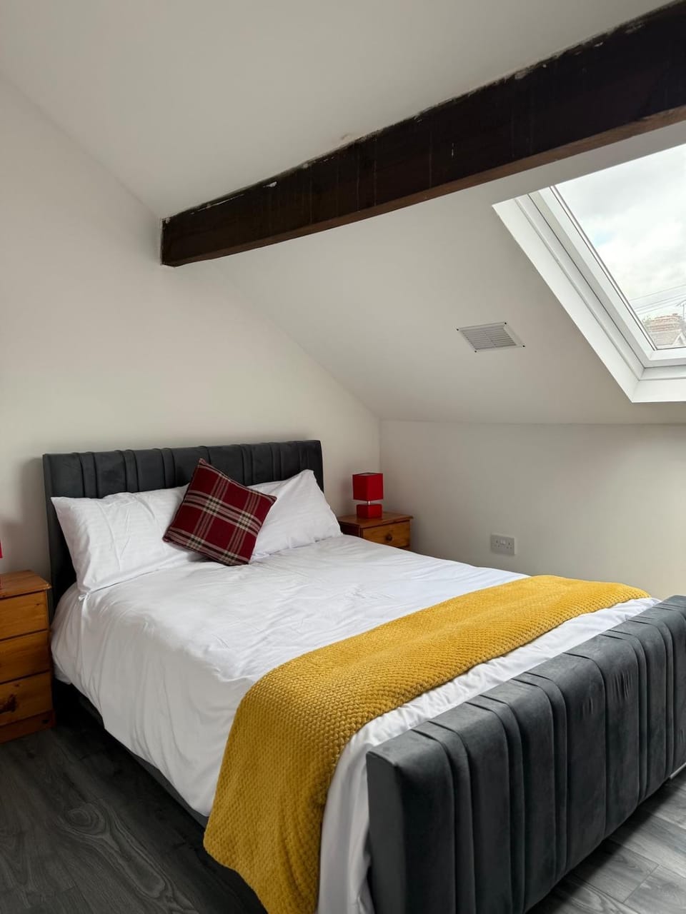 5 large bedroom house with 2 showers House in Stoke-on-Trent