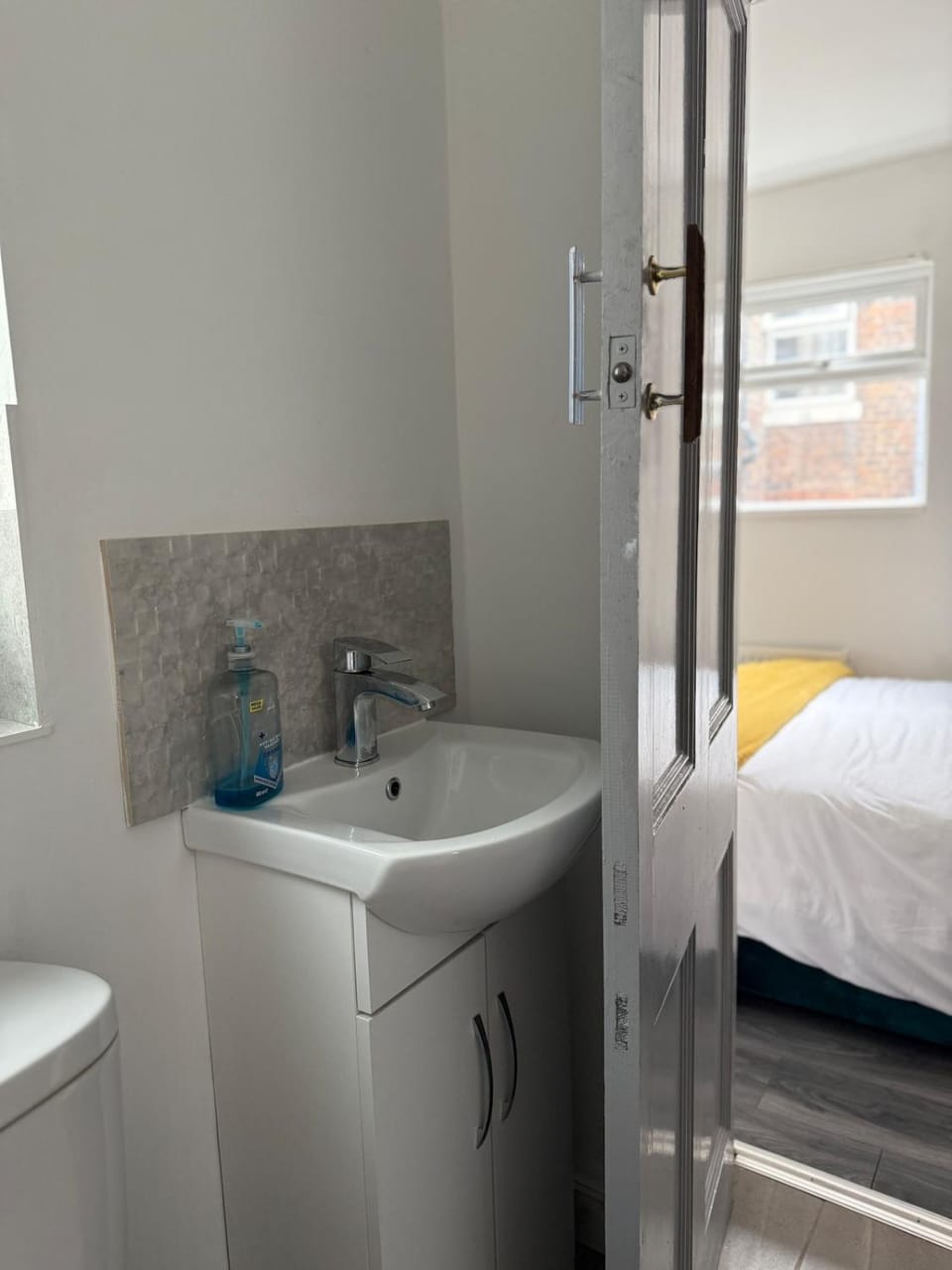 5 large bedroom house with 2 showers House in Stoke-on-Trent