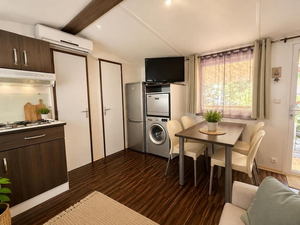 Mobilhome, camping "les Embruns", Lège-Cap-Ferret House in Lege-Cap-Ferret