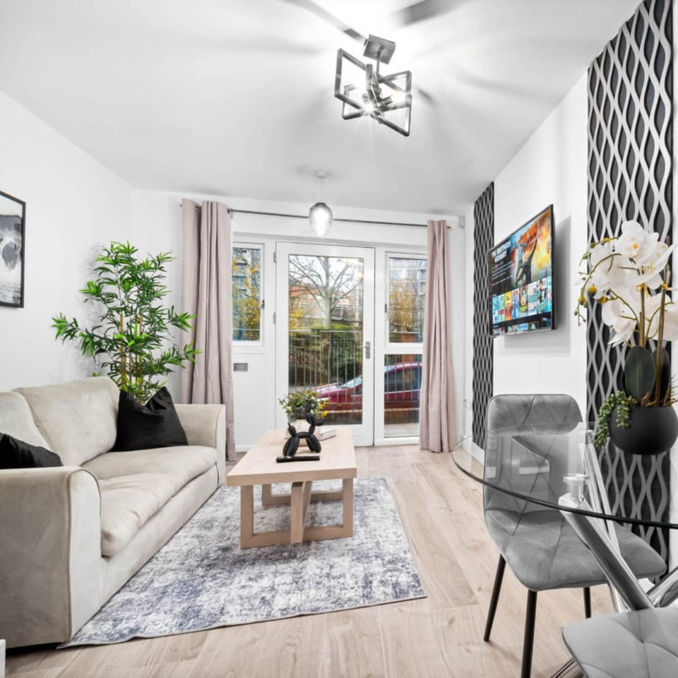 Property building, TV and multimedia, Living room, Seating area