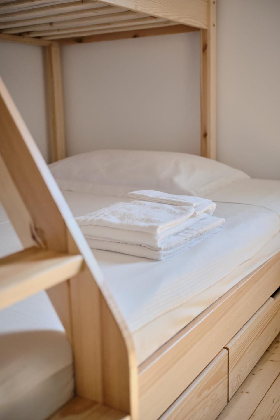 Bed, towels
