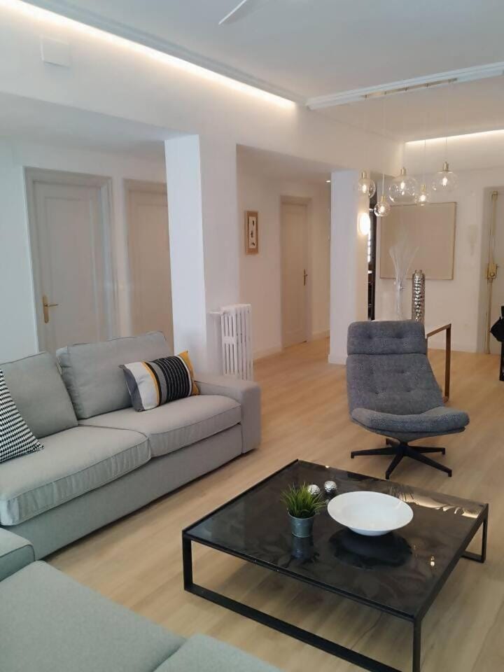 Espacioso, 4 Hab, Parking Gratis & Lic: EBI-02928 Apartment in Bilbao