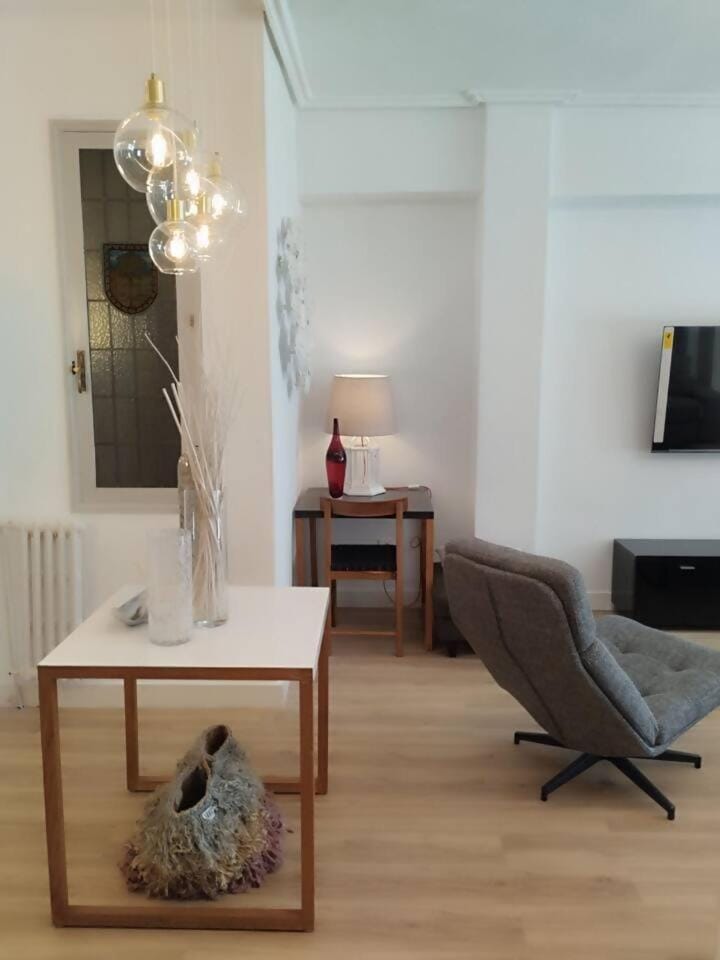 Espacioso, 4 Hab, Parking Gratis & Lic: EBI-02928 Apartment in Bilbao