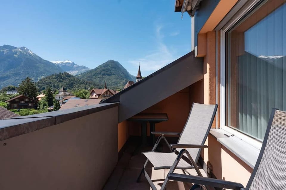 Charming Alpine Apt with View 5min to Interlaken Ost Apartment in Interlaken