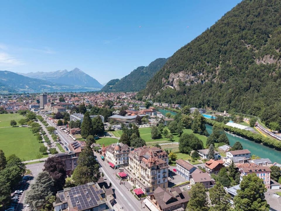 Charming Alpine Apt with View 5min to Interlaken Ost Apartment in Interlaken