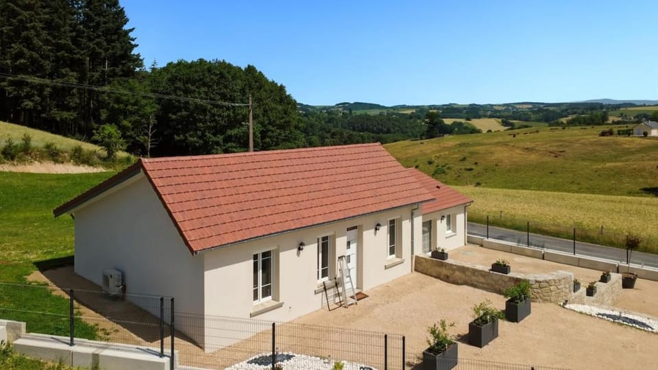 Gîtes rénovés pour 8 pers - piscine privée, Cantal House in Auvergne-Rhône-Alpes