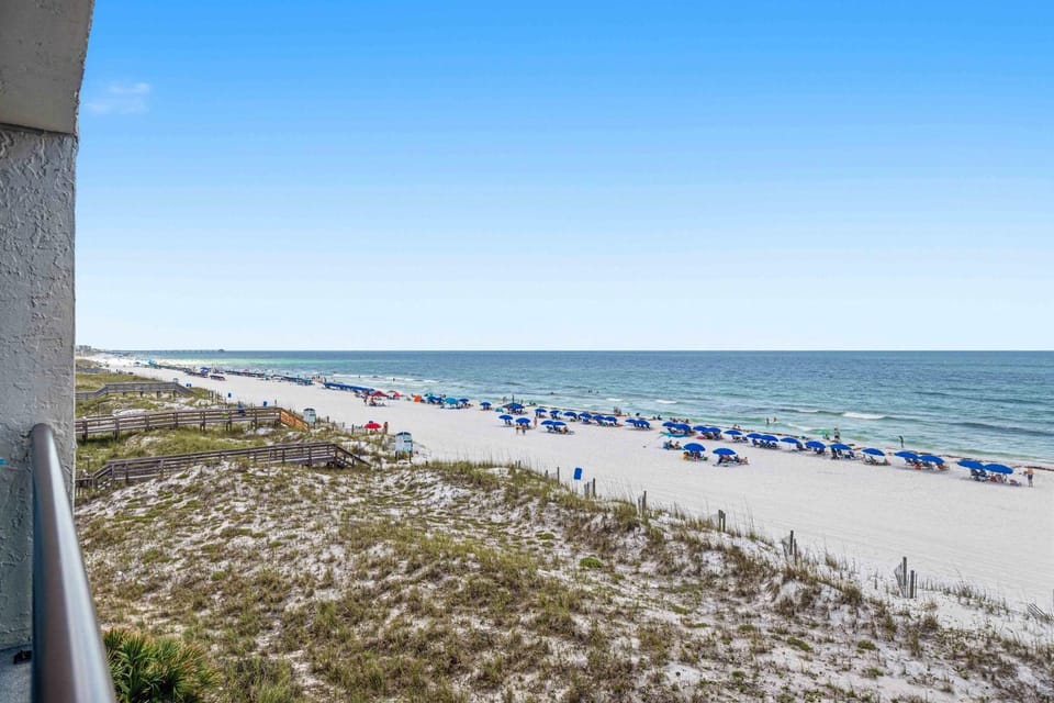 Beachfront Condo minutes from family friendly attractions House in Okaloosa Island