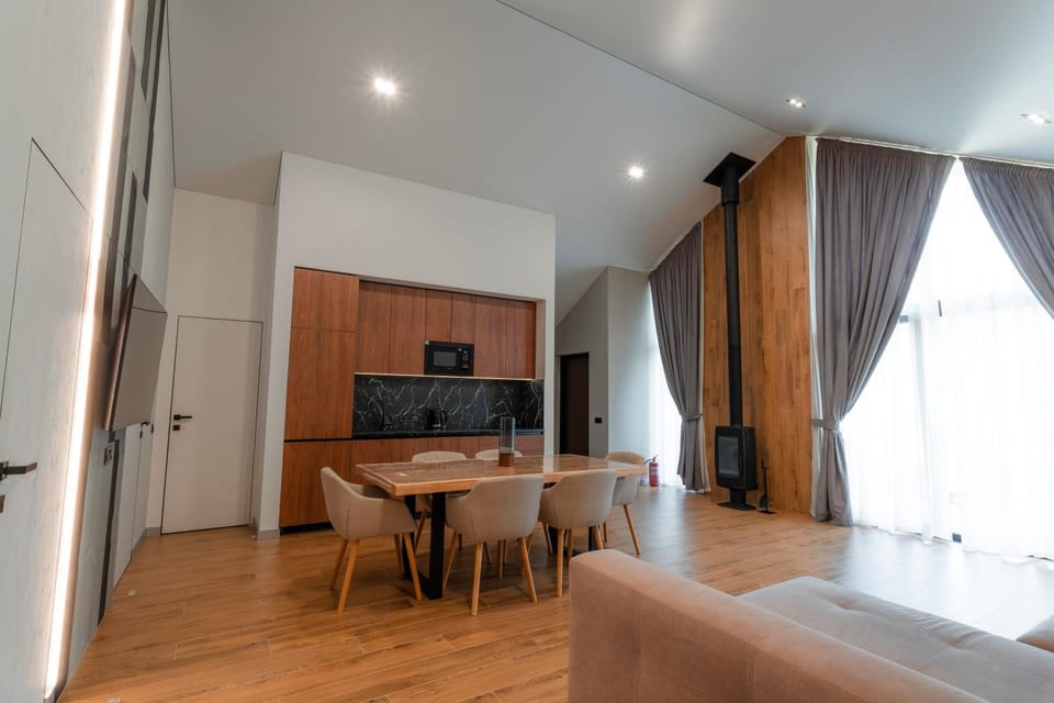 Communal lounge/ TV room, TV and multimedia, Kitchen or kitchenette, Living room, Photo of the whole room, Seating area, Dining area