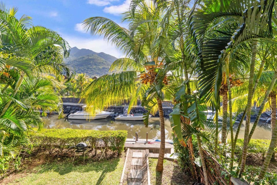 Palm Bay - Luxury Marina Escape Apartment in Rivière Noire District, Mauritius