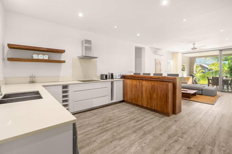 Palm Bay - Luxury Marina Escape Apartment in Rivière Noire District, Mauritius
