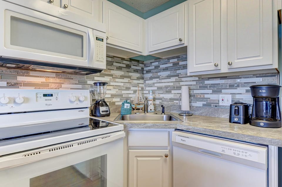 Coffee/tea facilities, Kitchen or kitchenette, dishwasher, stove, toaster