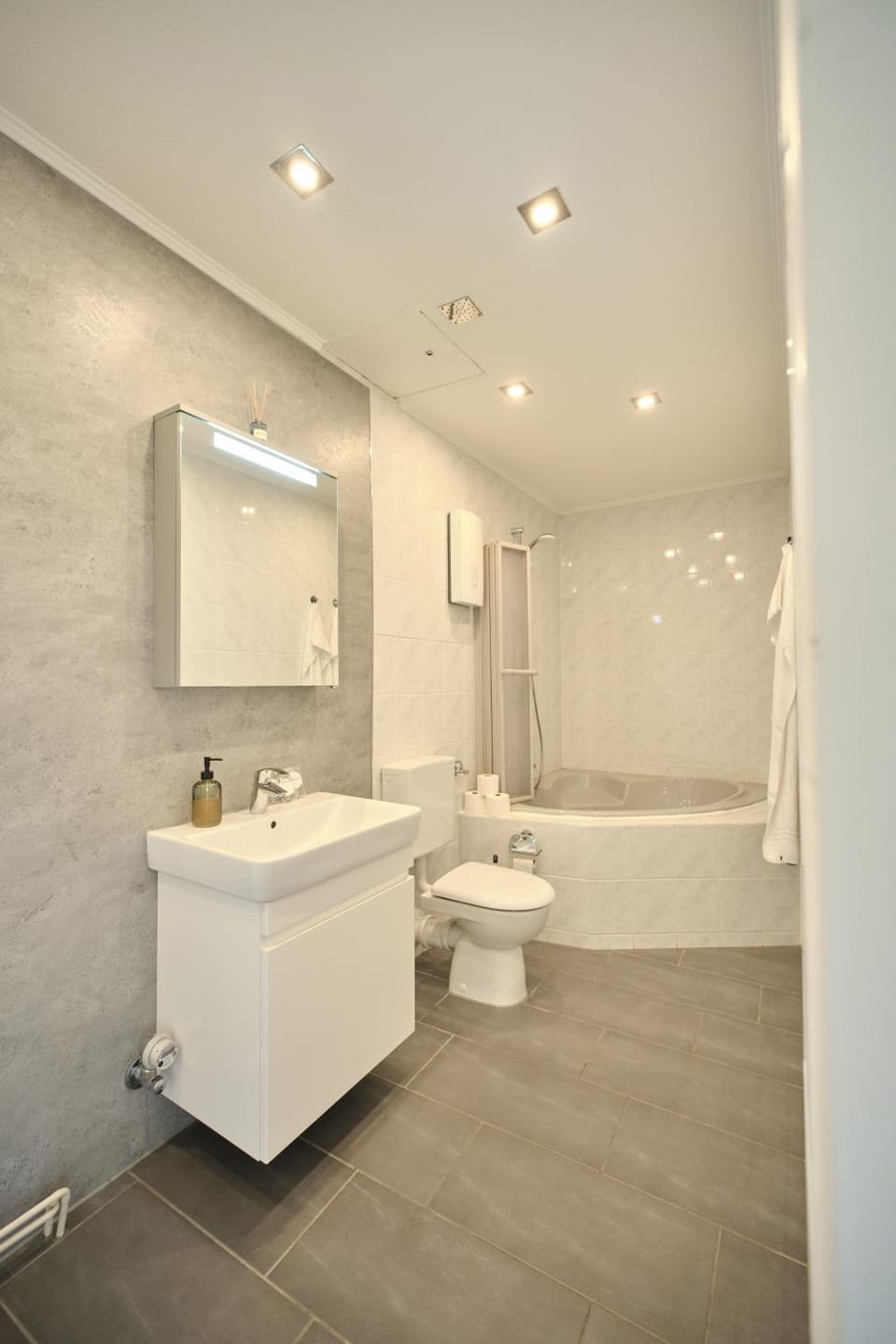 Shower, Toilet, Bathroom, Bath, towels